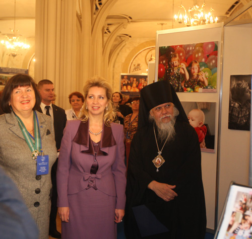 Светлана Медведева и епископ Орехово-Зуевский Пантелеимон на форуме 'Святость материнства'